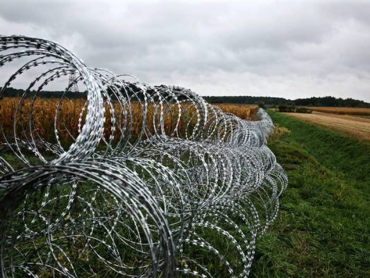 CBT-65 - Reinforced Barbed Tape  Concertina Razor Wire Border Application 533x400