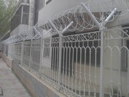 CBT-65 - Reinforced Barbed Tape  Razor Wire Residential Use 533x400